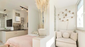 Een moderne slaapkamer met een bed, nachtkastje en een decoratief wandobject.