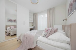 2 habitaciones, escritorio y tabla de planchar con plancha 