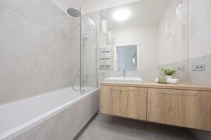 Douche, sĂšche-cheveux, serviettes fournies, shampoing