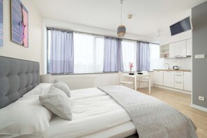 Tabla de planchar con plancha, cuna de viaje, wifi y ropa de cama 