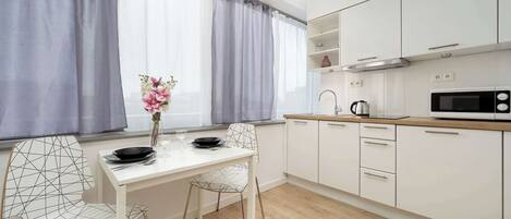 Réfrigérateur, four à micro-ondes, surface de cuisson, lave-vaisselle