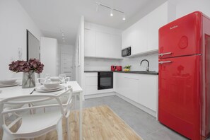 冷蔵庫、電子レンジ、オーブン、コンロ