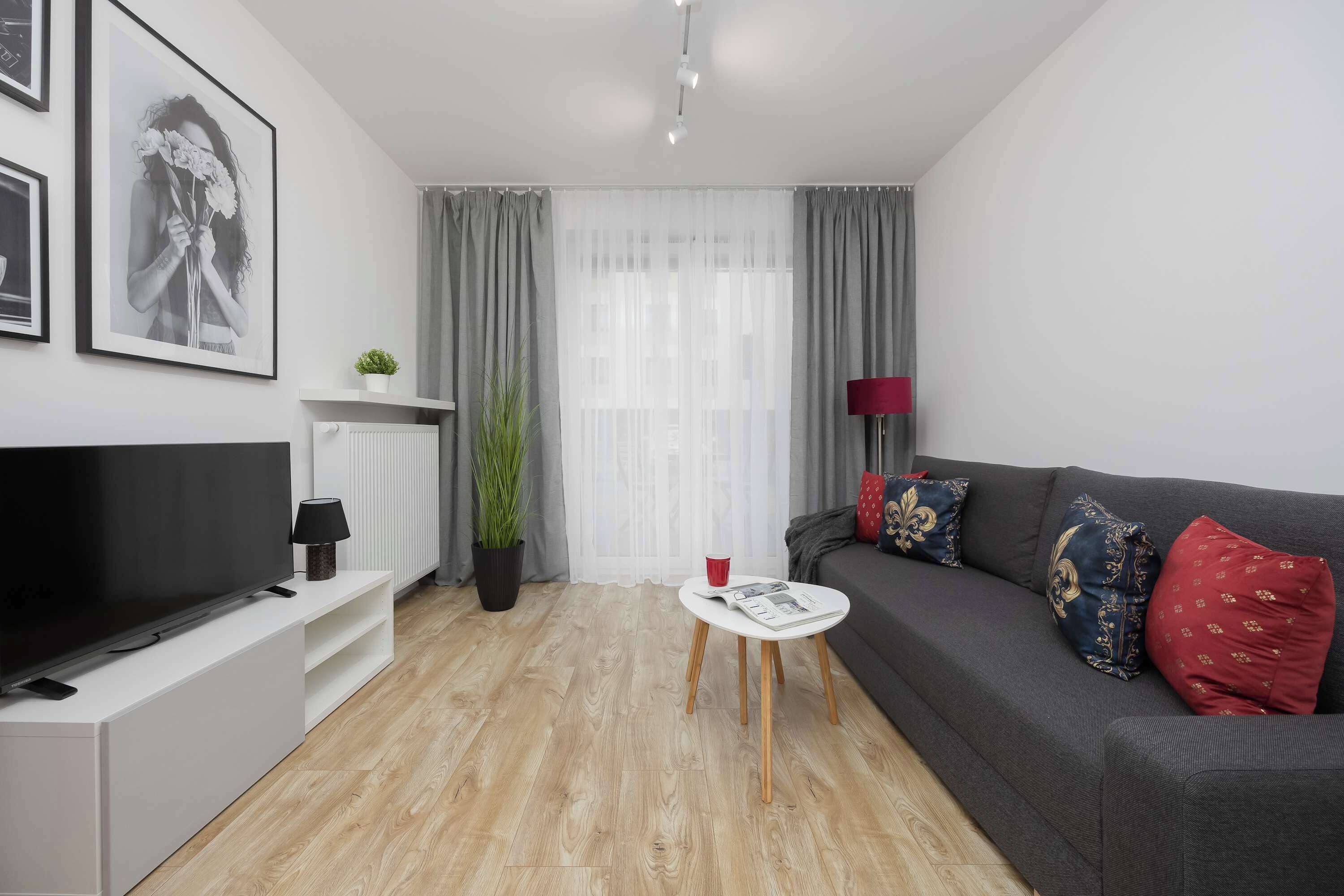 Una televisión, una oficina