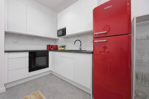 冷蔵庫、電子レンジ、オーブン、コンロ