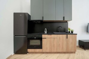 Fridge, oven, stovetop, coffee/tea maker