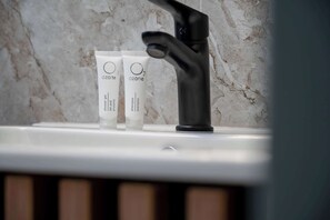 Suihku, hiustenkuivaaja, pyyhkeet