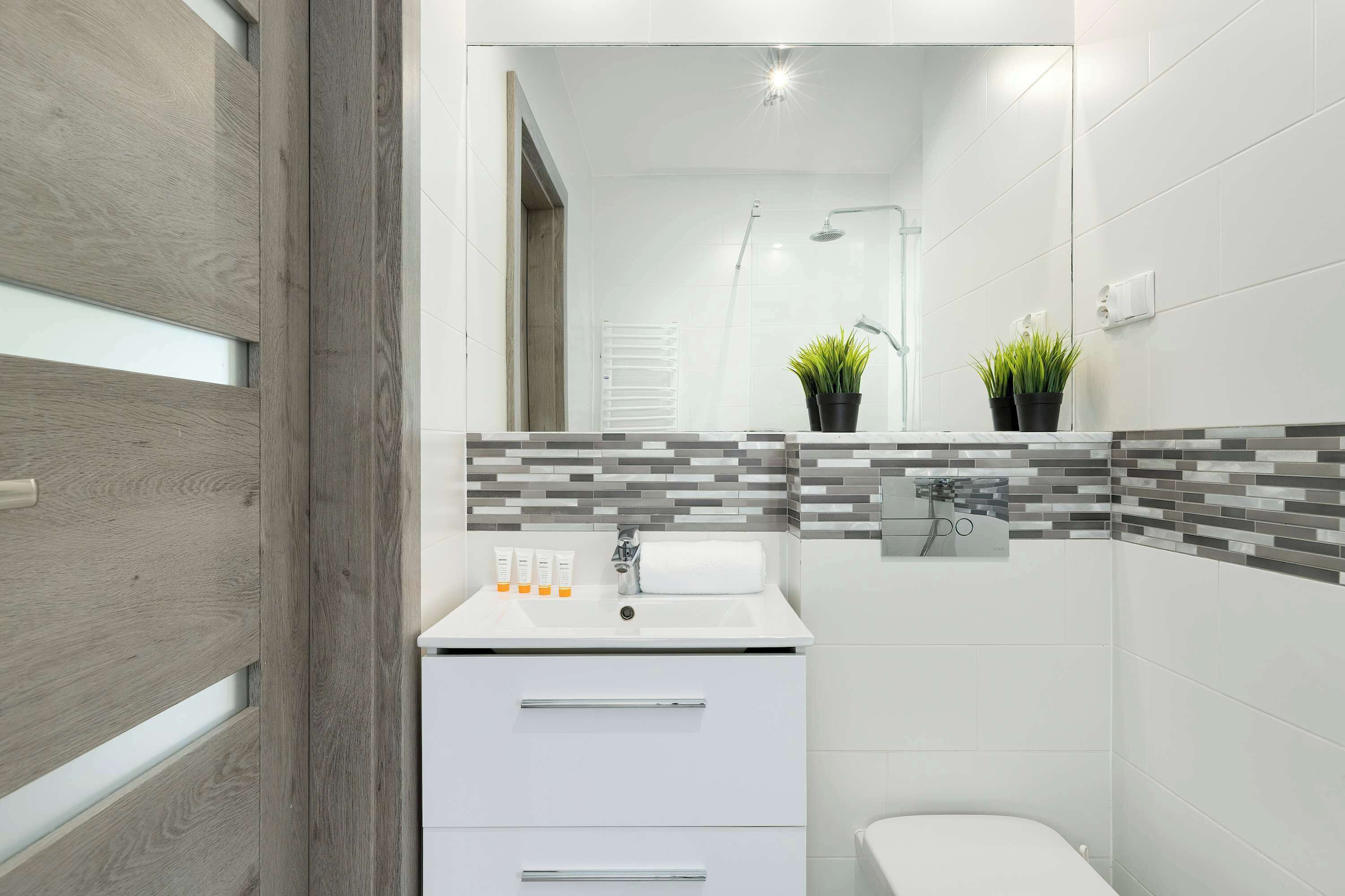 Douche, sèche-cheveux, serviettes fournies, shampoing