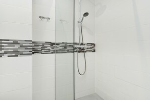 Shower, hair dryer, towels, shampoo - Bright Apartment in Puck | Close to the Sea, Balcony (Puck)