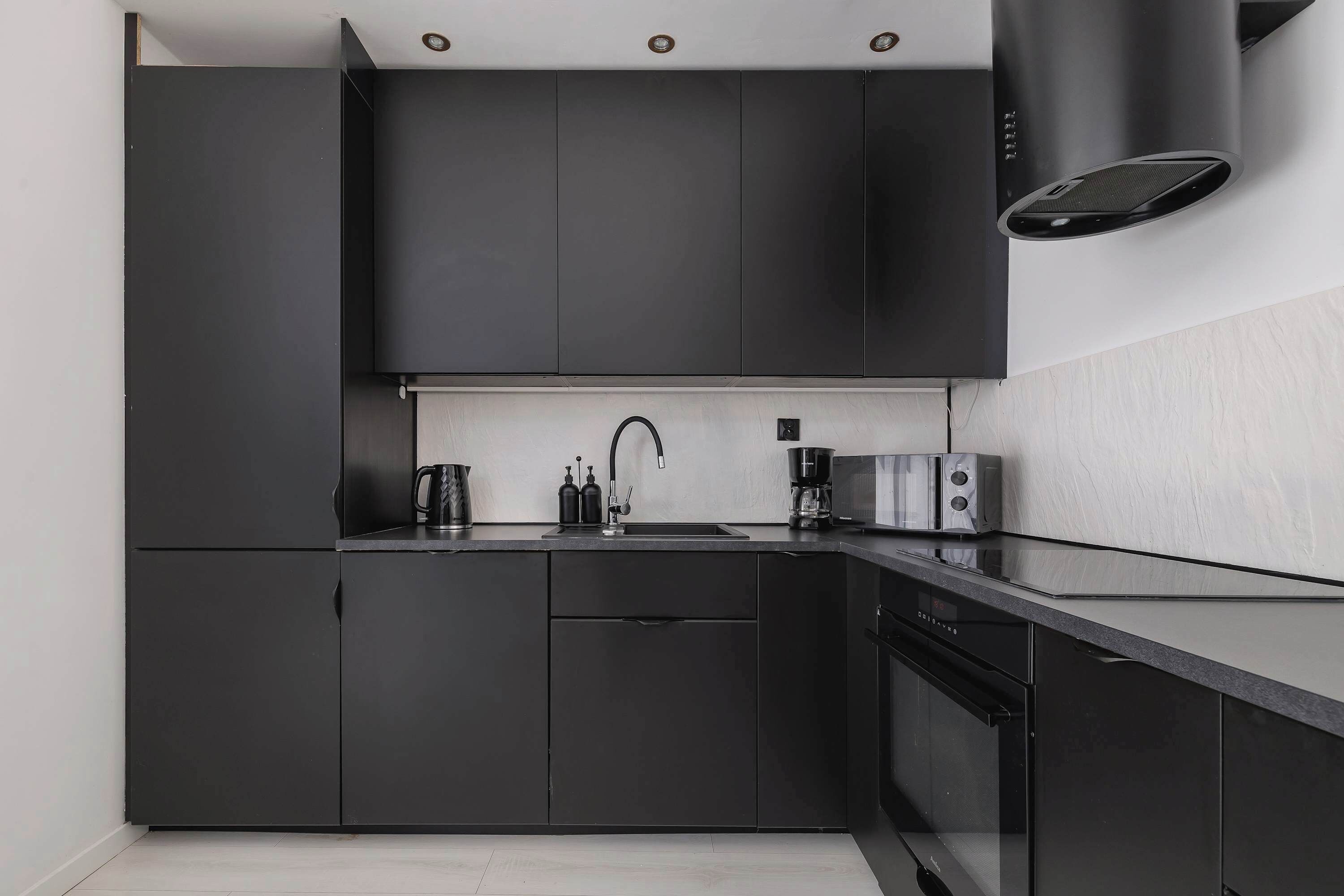 Kühlschrank, Mikrowelle, Ofen, Herdplatte