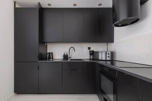 Kühlschrank, Mikrowelle, Ofen, Herdplatte