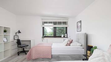 2 dormitorios, escritorio, tabla de planchar con plancha y cuna de viaje