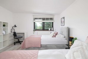 2 Schlafzimmer, Schreibtisch, Bügeleisen/Bügelbrett, Reisekinderbett