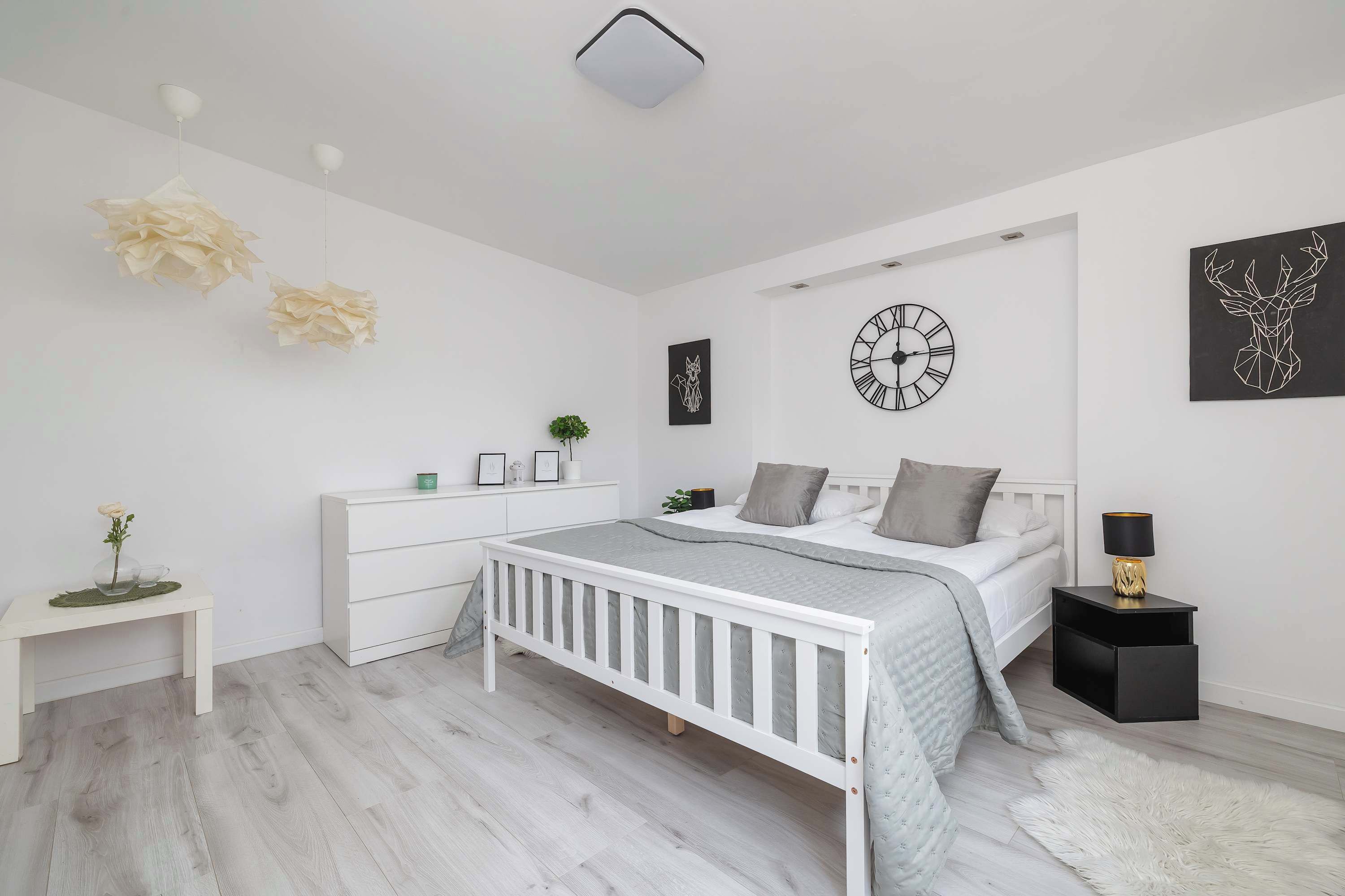 2 habitaciones, escritorio y tabla de planchar con plancha 