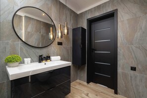 Shower, hair dryer, towels