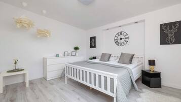 2 Schlafzimmer, Schreibtisch, Bügeleisen/Bügelbrett, Reisekinderbett