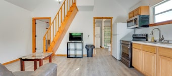 < 1 Mi to Main St: Quiet Home w/ Yard in Stockdale