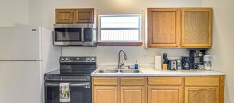 < 1 Mi to Main St: Quiet Home w/ Yard in Stockdale