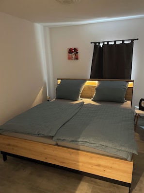 2 bedrooms, desk, WiFi, bed sheets