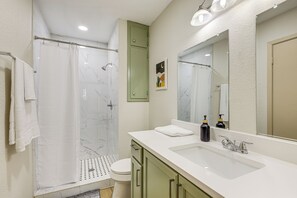 House (5 Bedrooms) | Interior - 3 Mi to Dtwn! Group-friendly Getaway in Temple (Temple)