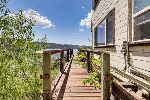Watefront Getaway w/ Mtn Views & Dock in Clearlake