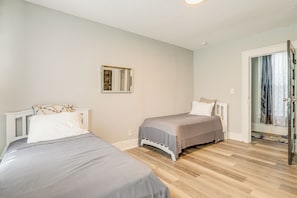 Interior - < 1 Mi to Everbank Stadium: Retreat w/ Yard! (Jacksonville)