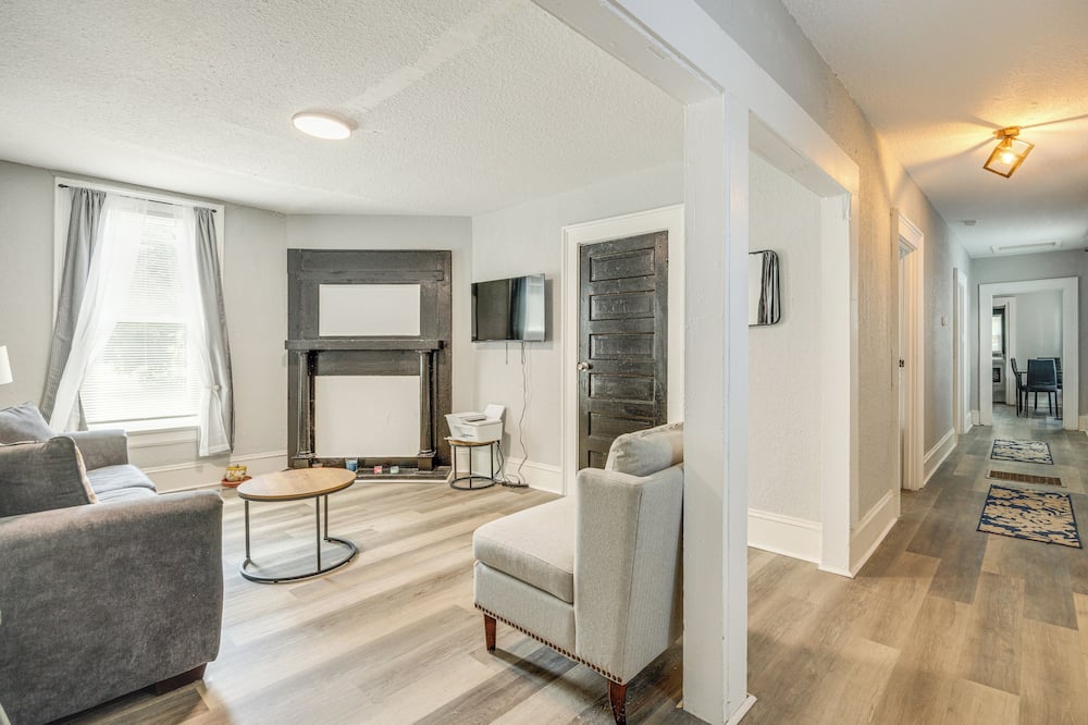 < 1 Mi to Everbank Stadium: Retreat w/ Yard! - Duval County, FL