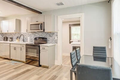 < 1 Mi to Everbank Stadium: Retreat w/ Yard!