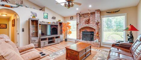 Maison (3 Bedrooms) | Aire de séjour | Téléviseur, foyer