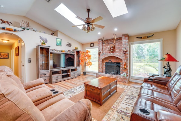 Nhà (3 Bedrooms) | Khu phòng khách | TV, lò sưởi 