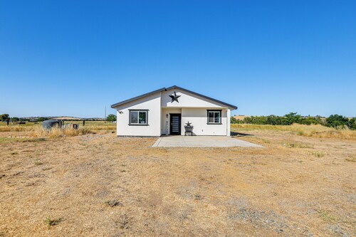 Lincoln Home w/ Private Patio: 9 Mi to Dtwn!