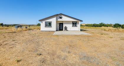 Lincoln Home w/ Private Patio: 9 Mi to Dtwn!