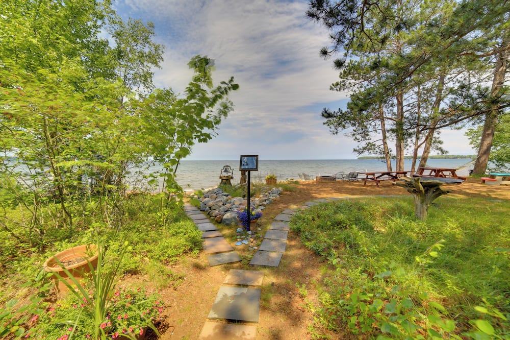 Lakefront Lookout! Private Sand Beach on Superior - Yellow Dog River, MI