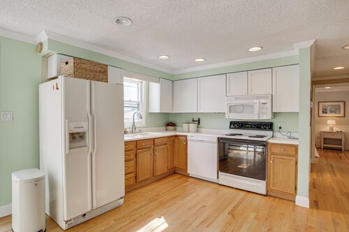 Coastal Retreat w/ Large Yard < 1 Mi to Dtwn Saco!