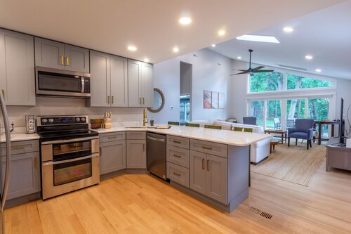 Bright & Quiet 5BR Near Beach