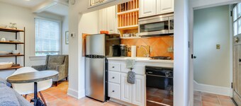 Walk to Main St: Historic High Point Carriage Home