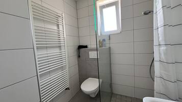 Douche, sĂšche-cheveux, serviettes fournies, savon