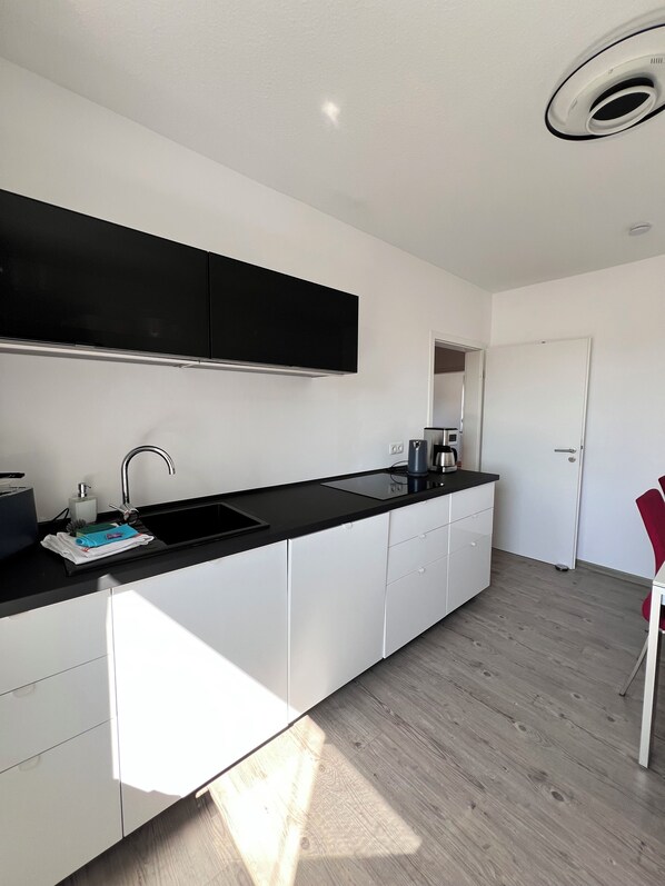 Frigorífic, microones, forn i placa de cuina