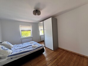 2 habitaciones, cuna de viaje, wifi gratis y ropa de cama