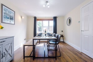 單棟房屋, 露台 | 房內用餐