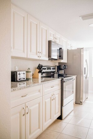 Kjøleskap, mikrobølgeovn, ovn og kokeplater