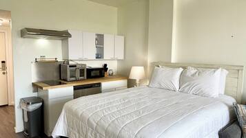 Escritorio, tabla de planchar con plancha, wifi gratis y ropa de cama