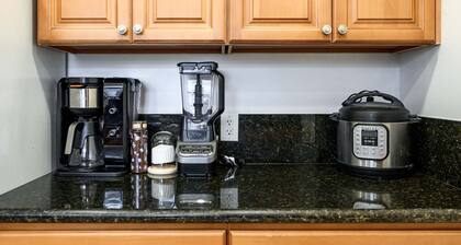 Near LA Cozy Home With Full Kitchen Laundry