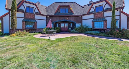 Vineyard Inn w/4BR ensuites, VIEWS, VIEWS!