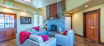 Vineyard Inn w/4BR ensuites, VIEWS, VIEWS!