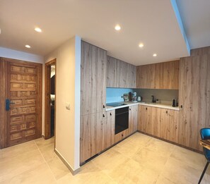 Fridge, microwave, dishwasher, coffee/tea maker