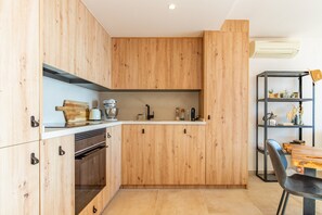Fridge, microwave, dishwasher, coffee/tea maker