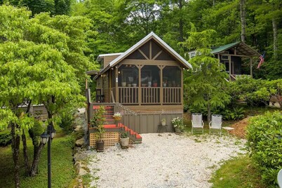 Carolina Cozy — Easy walk to Main Street Highlands!