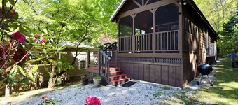Carolina Cozy: Easy Walk to Main Street | Adorable Tiny Home w/ Screened Porch