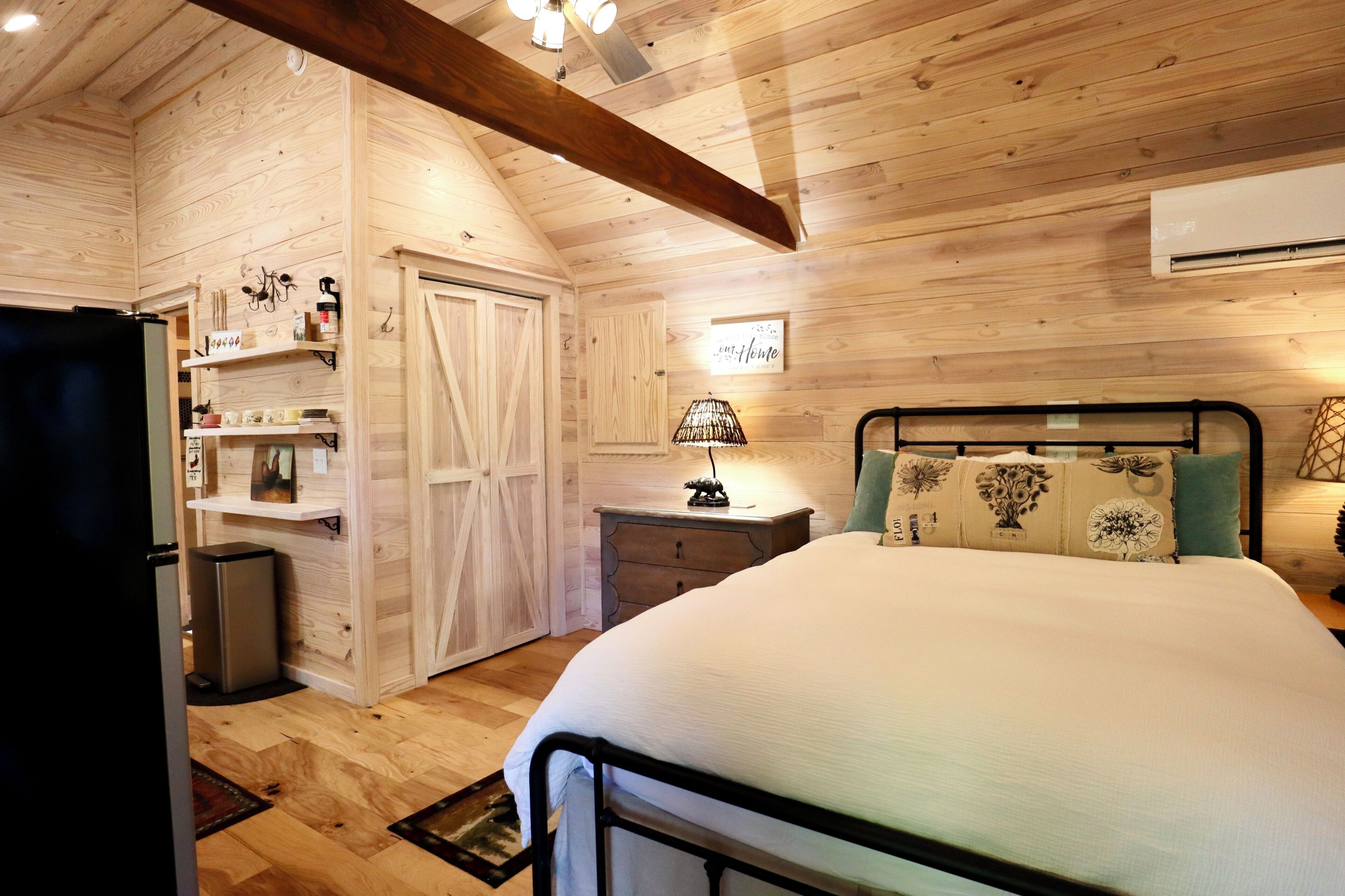 Carolina Cozy: Easy Walk To Main Street | Adorable Tiny Home W/ Screened Porch - Highlands, NC