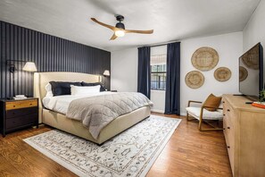 4 bedrooms, desk, WiFi, bed sheets
